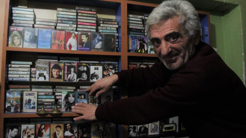 Gölcük’te yaşayan Mehmet Kara, 50 yılda biriktirdiği binlerce plak ve kaset sergiliyor