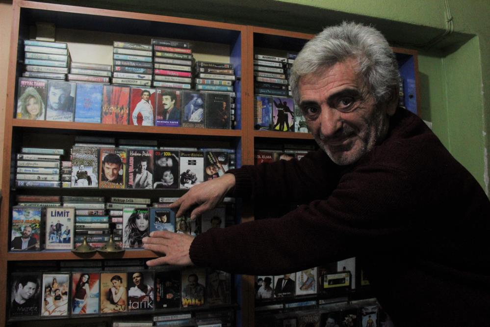Gölcük’te yaşayan Mehmet Kara, 50 yılda biriktirdiği binlerce plak ve kaset sergiliyor