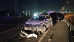 Çarpışmanın şiddetiyle hafif ticari araç bariyerlere çarptı