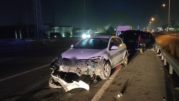 Çarpışmanın şiddetiyle hafif ticari araç bariyerlere çarptı