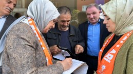 Katırcıoğlu AK Parti’ye üye olmak isteyen çiftin üye formunu doldurdu