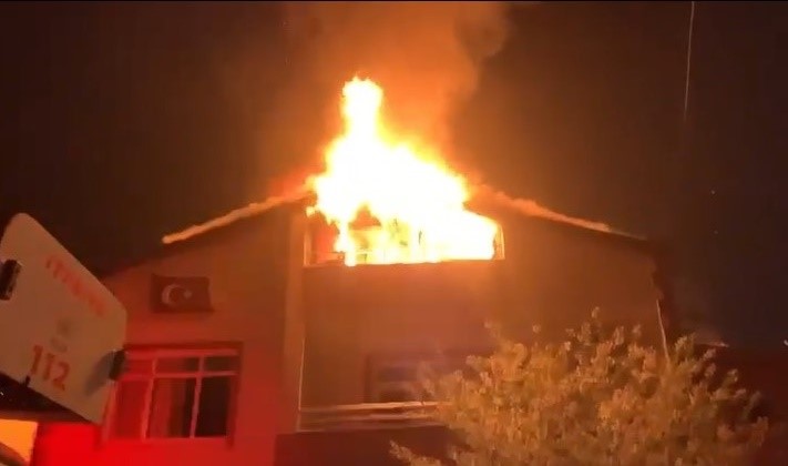 İki katlı binanın çatısı alevlere teslim oldu