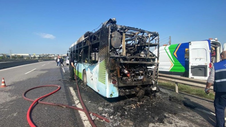 Otobüs alev aldı, yolcu ve şoför son anda kurtuldu