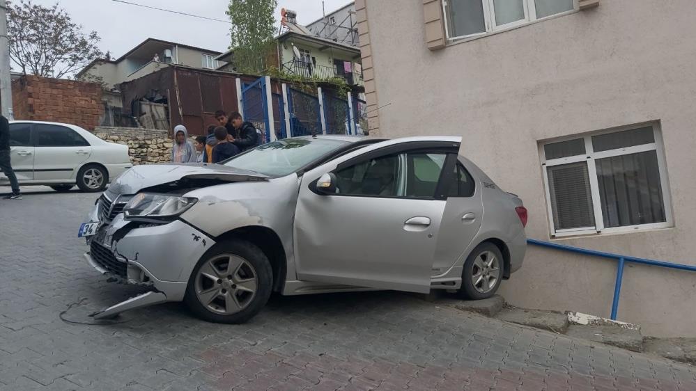 Kocaeli’de kaza; Otomobil yokuş aşağı savruldu