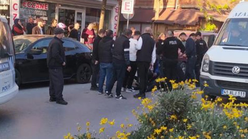 Bisikletli genç ticari aracın kapısına çarptı, hastaneye kaldırıldı