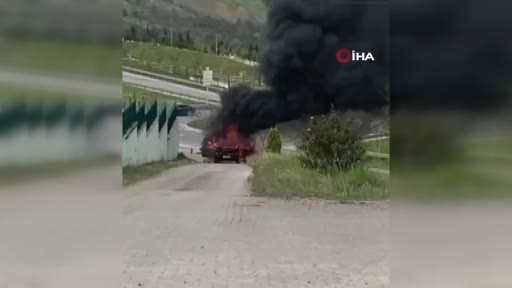 Alev alev yanan araç hurda yığınına döndü