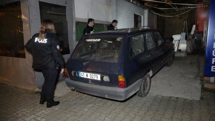 Otomobiline binerken bacağına kurşun isabet etti