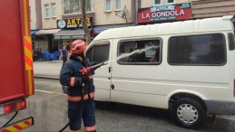 Park halindeki minibüs alev alev yandı