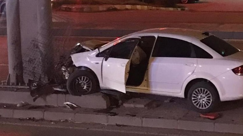 Otomobil üst geçit ayağına çarptı: Yaralı var