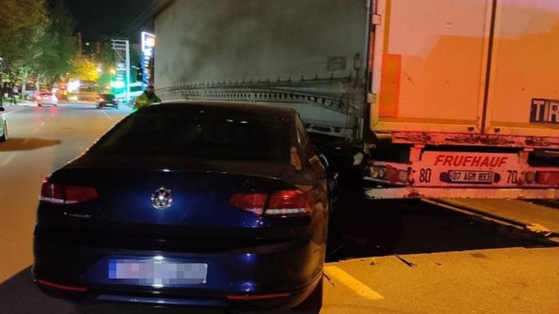 Cep telefonuna bakmak isterken tıra çarptı: 3 yaralı