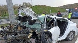 Kocaeli’de feci kaza; Motor otomobilden ayrılarak yola savruldu