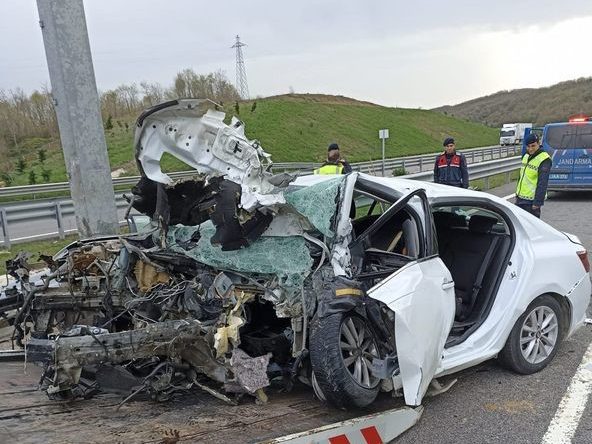 Kocaeli’de feci kaza; Motor otomobilden ayrılarak yola savruldu