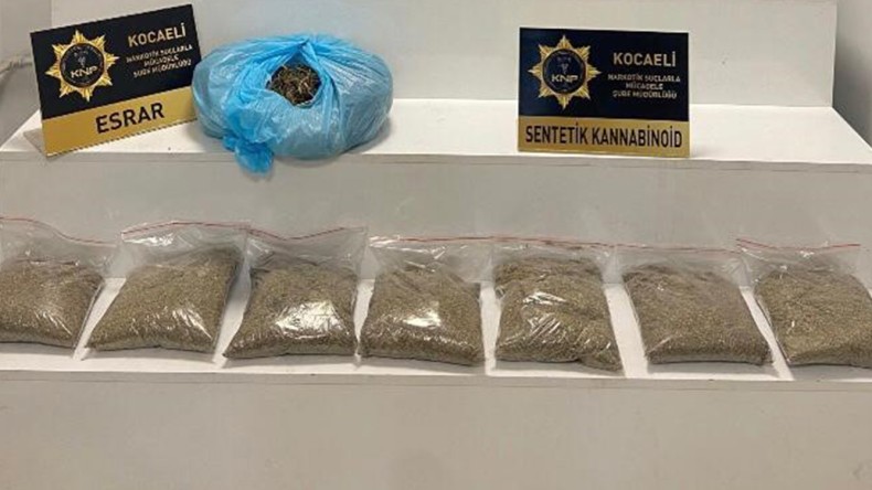 Tedirgin davranışları ele verdi, uyuşturucu ele geçirildi