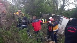 Servis minibüsü devrildi; Çok sayıda yolcu yaralandı