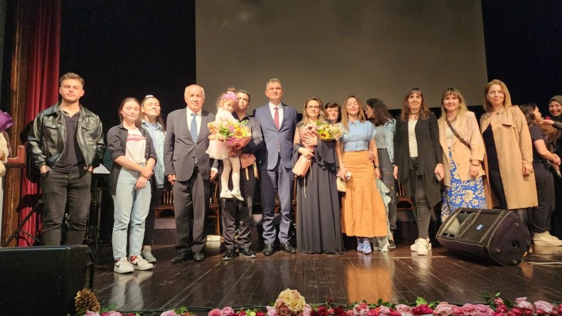 GÖLCÜKLÜ ÖĞRENCİLERİN SANAT ŞÖLENİ DİNLEYENLERİ MEST ETTİ