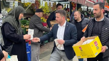 AK Gençlerden işçilere simit ve meyve suyu ikramı