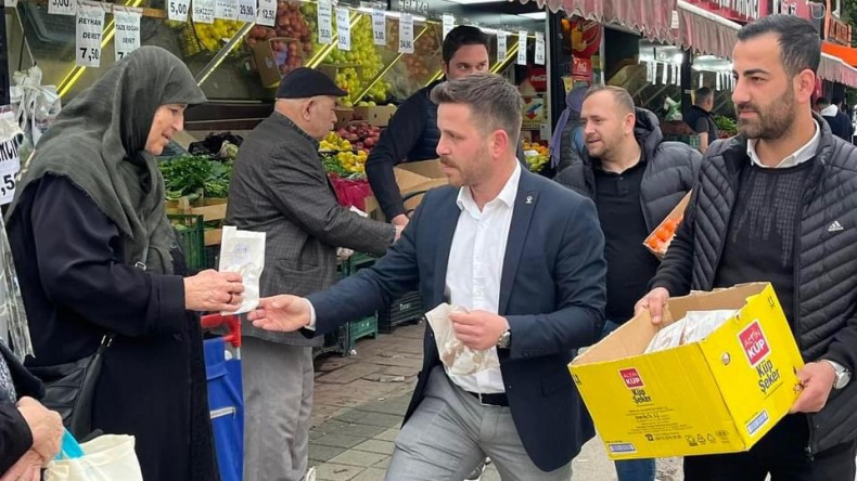 AK Gençlerden işçilere simit ve meyve suyu ikramı