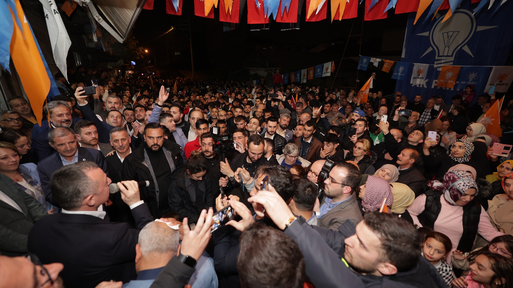 Yenidoğan ve Serdar’da yer yerinden oynadı; Ak Parti coşkusu…