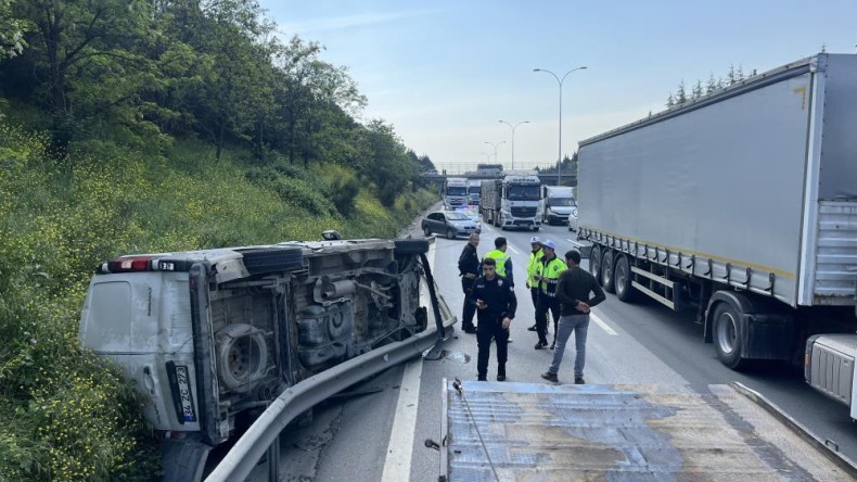 Lastiği patlayan araç takla attı; Yaralılar var