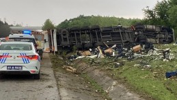 Kocaeli’de TIR devrildi, sürücü yaralandı