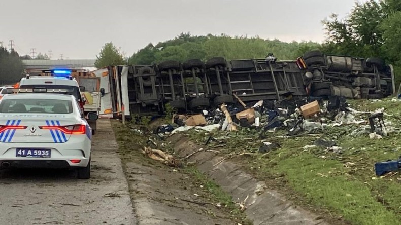 Kocaeli’de TIR devrildi, sürücü yaralandı
