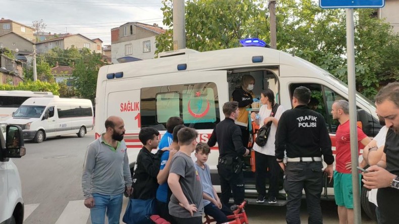 Yolun karşısına geçmeye çalışan çocuğa çarpıp kaçtı