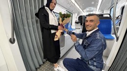 Tramvayda evlilik teklifi; Hem şaşırdı, hem de sevinçten havalara uçtu