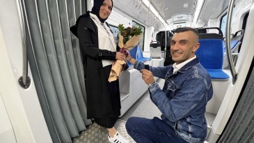 Tramvayda evlilik teklifi; Hem şaşırdı, hem de sevinçten havalara uçtu