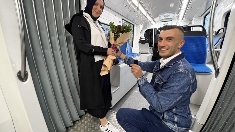 Tramvayda evlilik teklifi; Hem şaşırdı, hem de sevinçten havalara uçtu