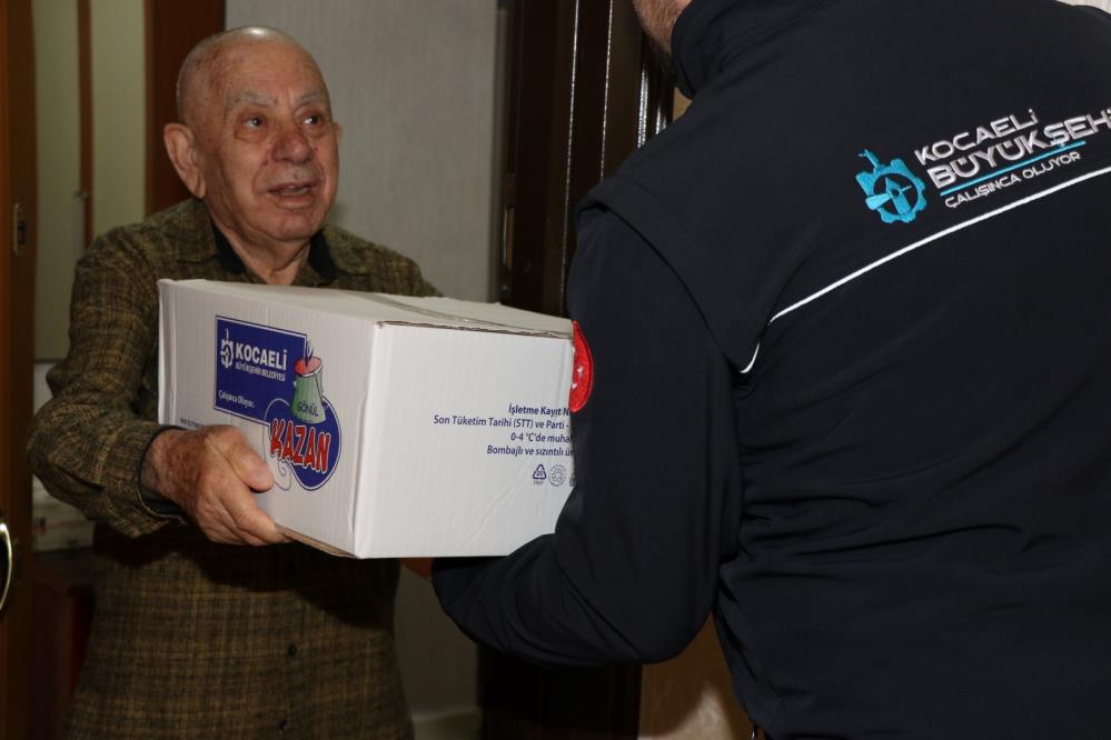 86 yaşındaki Ali amcanın tüm ihtiyacını büyükşehir karşılıyor