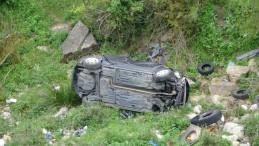 Kontrolden çıkan otomobil uçuruma yuvarlandı: 2 yaralı