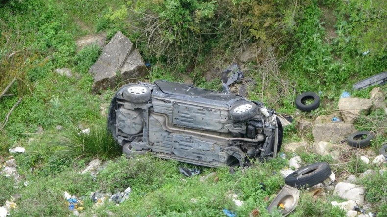 Kontrolden çıkan otomobil uçuruma yuvarlandı: 2 yaralı