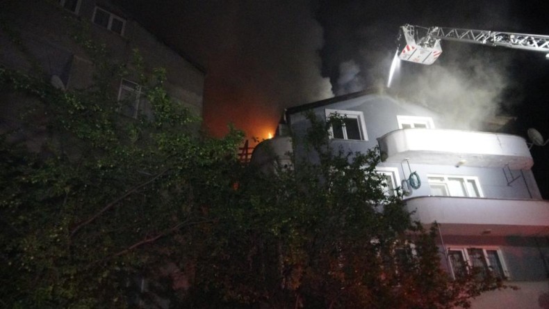 Kocaeli’de 4 katlı apartmanın çatısını alevler sardı