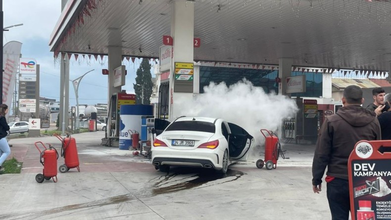 Otomobil benzin istasyonuna daldı, o anlar kameraya yansıdı