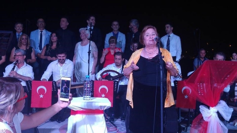 Müziğe olan aşkı yaş tanımadı, 70’inde sahnelere çıktı