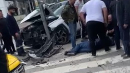 Kırmızı ışıkta geçti, 3 araç birbirine girdi