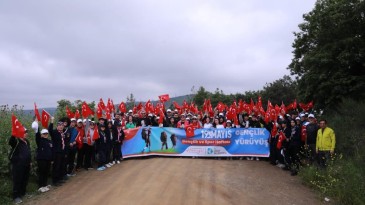İzmitliler “Gençlik Yürüyüşü” ile bir kez daha bayram kutladı
