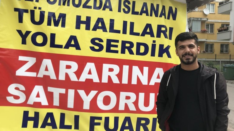 Su basan depoda ıslanan halıları zararına satışa çıkarttı