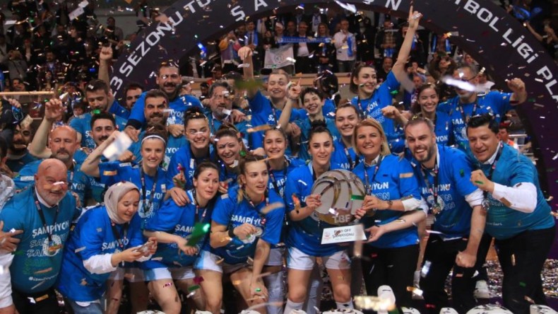 Süper Lig’e yükselen İzmit Belediyespor kupasını kaldırdı