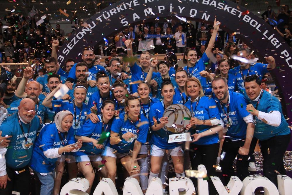 Süper Lig’e yükselen İzmit Belediyespor kupasını kaldırdı