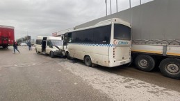 Kocaeli’de iki işçi servisi kafa kafaya çarpıştı