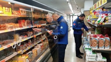 Zabıta ekipleri marketleri denetlendi
