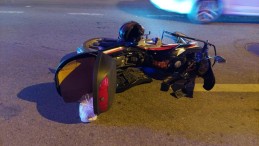 Otomobil sürücüsü kuryeye çarpıp kaçtı