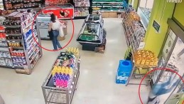 Motosiklet alışveriş merkezine daldı, Ezilmekten son anda kurtuldu