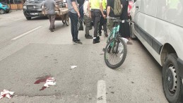 Bisikletlinin çarptığı yaya yaralandı