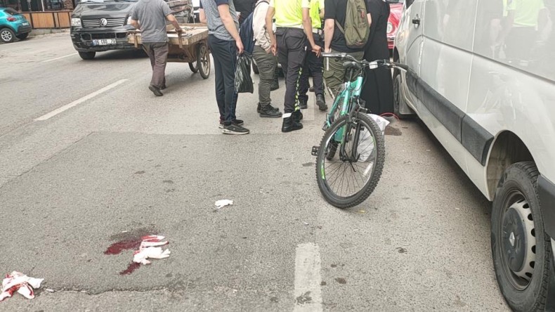 Bisikletlinin çarptığı yaya yaralandı