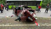 İzmit’te feci kaza; Otomobil paramparça oldu
