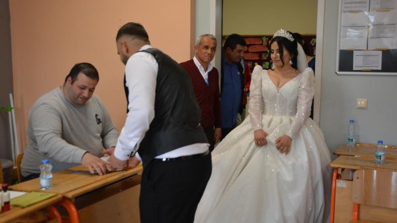Düğün gününde gelin ve damat oy vermeye yetişti