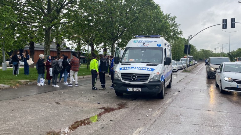 Hafif ticari araç ile yolcu otobüsü çarpıştı: 1 yaralı