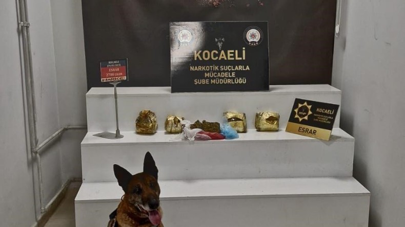 Aracın bagajına gizlenen uyuşturucu böyle bulundu